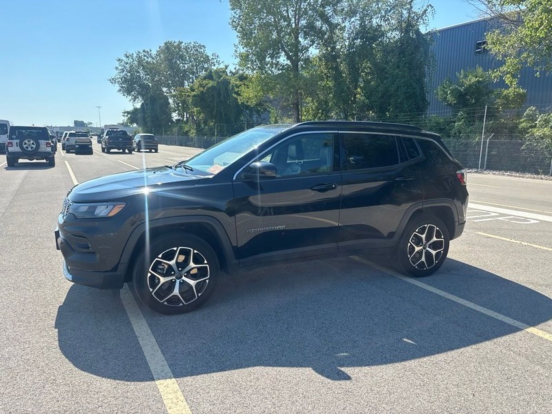 Jeep Compass Vehicle Full-screen Gallery Image 6