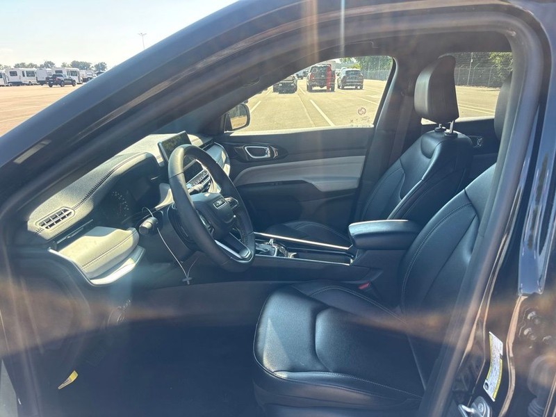 Jeep Compass Vehicle Full-screen Gallery Image 10
