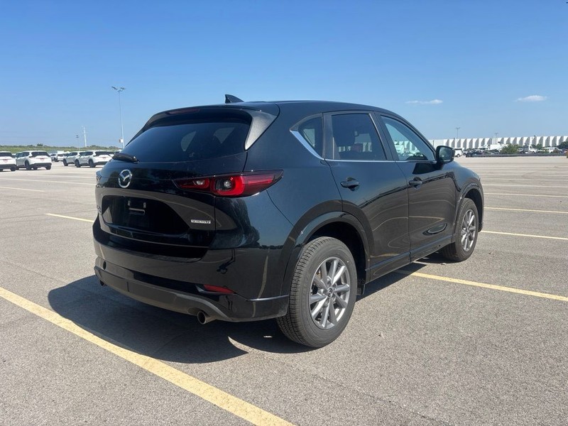 Mazda CX-5 Vehicle Full-screen Gallery Image 4