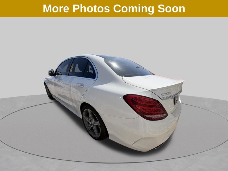 Mercedes-Benz C-Class Vehicle Full-screen Gallery Image 4