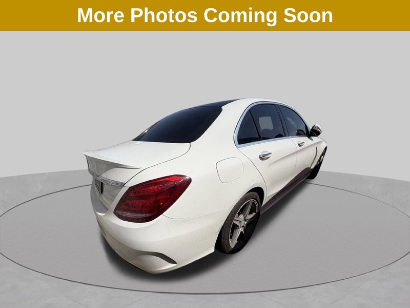 Mercedes-Benz C-Class Vehicle Full-screen Gallery Image 6