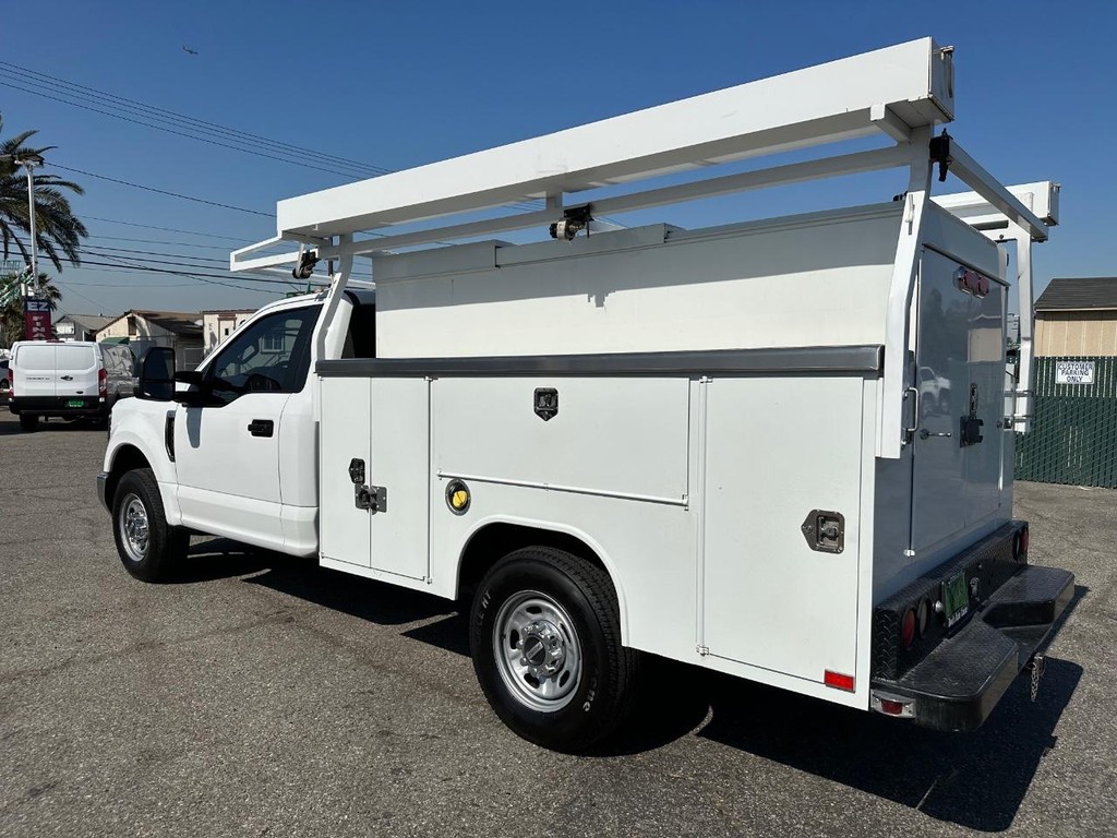 2018 Ford F-350 Utility photo