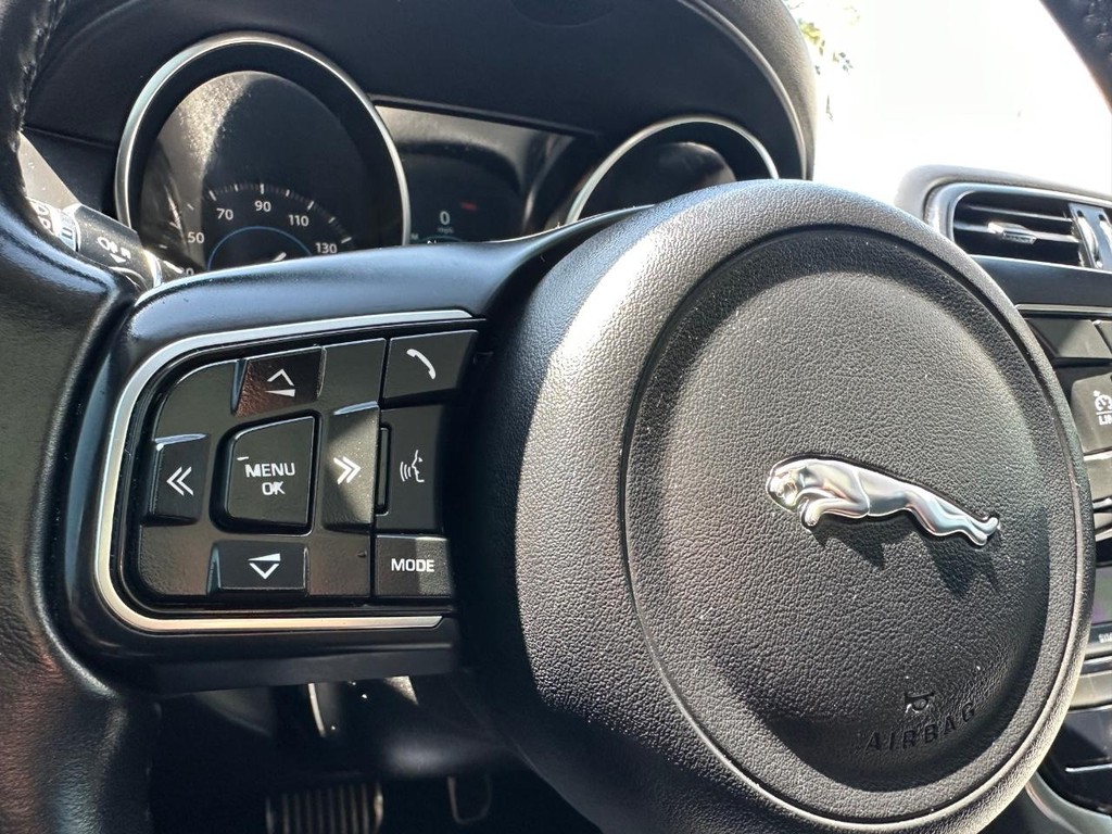 2019 Jaguar XE 25t photo