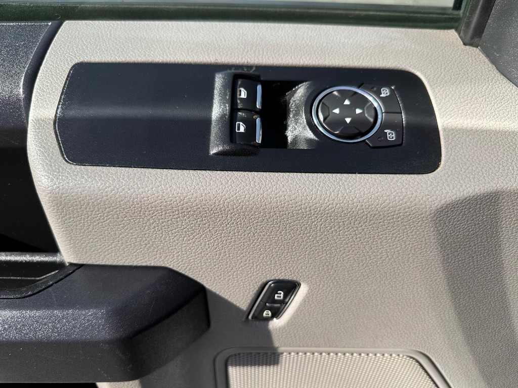 Ford F-150 Vehicle Full-screen Gallery Image 23