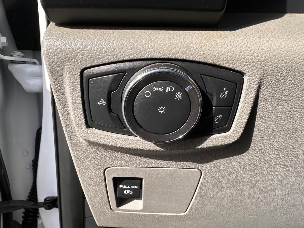 Ford F-150 Vehicle Full-screen Gallery Image 24