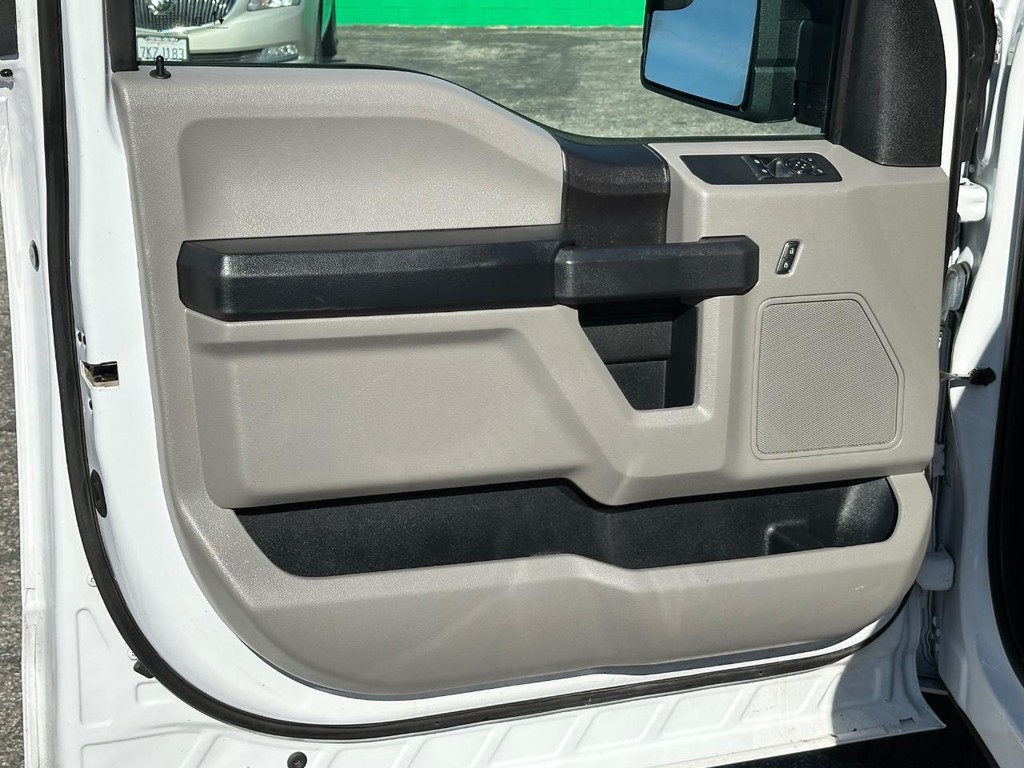 Ford F-150 Vehicle Full-screen Gallery Image 14