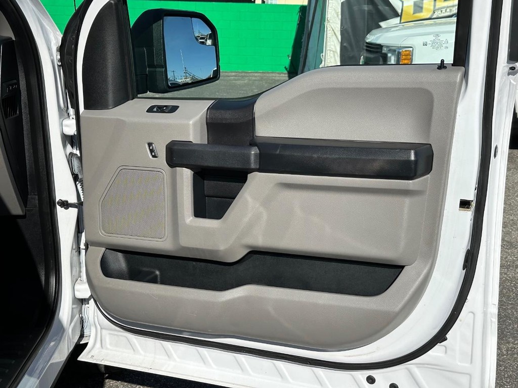 Ford F-150 Vehicle Full-screen Gallery Image 18