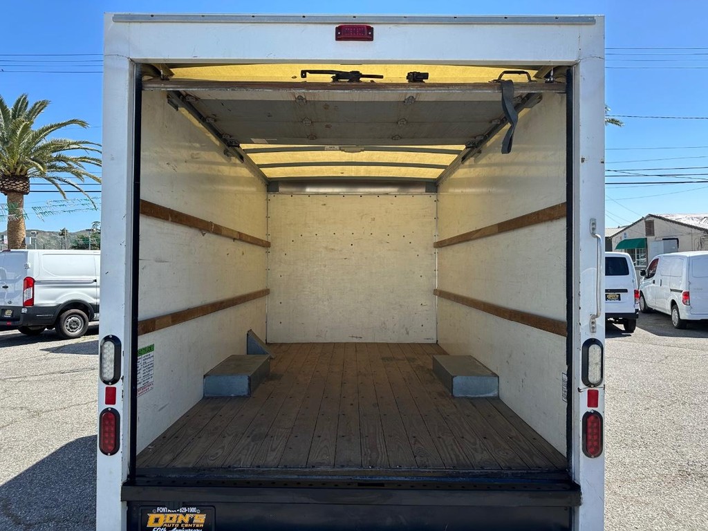 2017 GMC Savana 3500 12 ft Box Truck photo