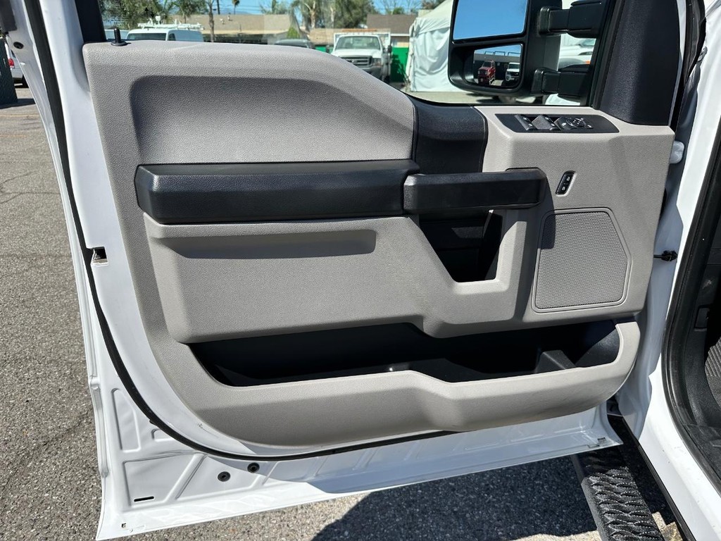 Ford F-350 Vehicle Full-screen Gallery Image 15