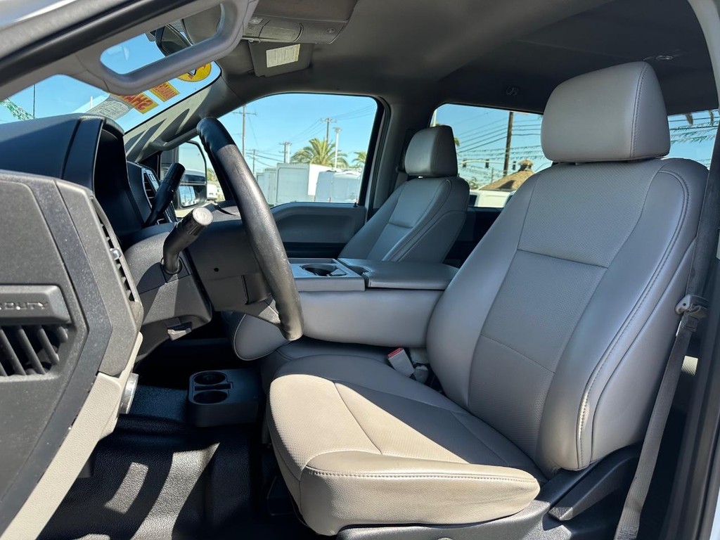 Ford F-350 Vehicle Full-screen Gallery Image 18