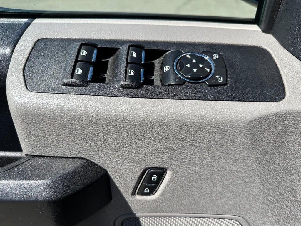 Ford F-350 Vehicle Full-screen Gallery Image 34