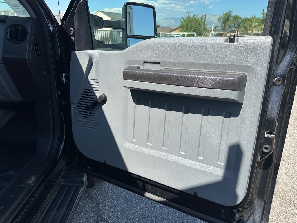 Ford F-550 Vehicle Full-screen Gallery Image 27