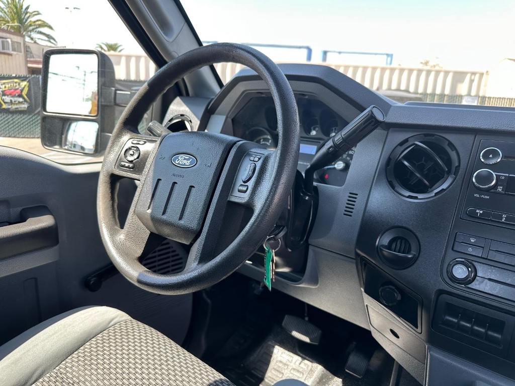 Ford F-550 Vehicle Full-screen Gallery Image 31