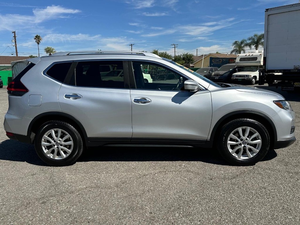 2018 Nissan Rogue SV photo 3