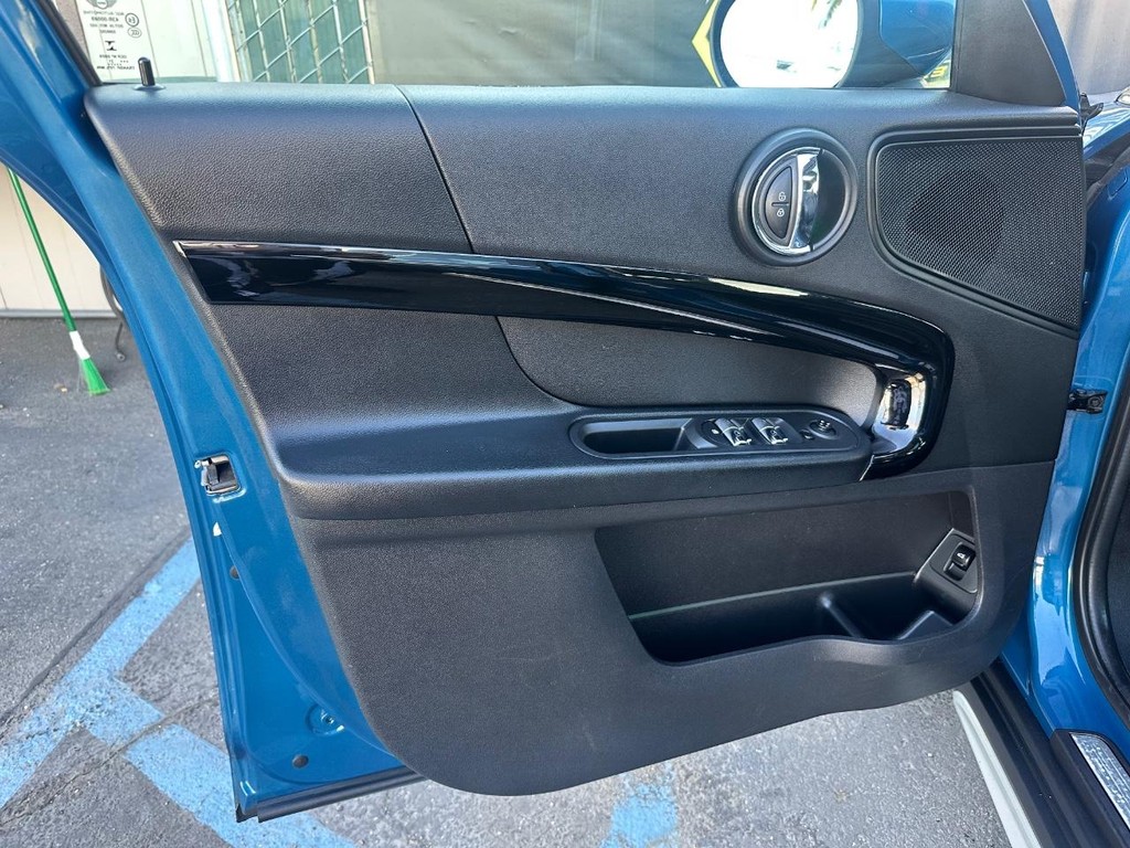 MINI Countryman Vehicle Full-screen Gallery Image 15