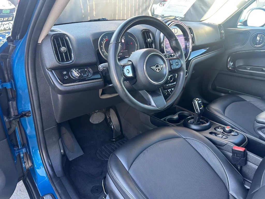 MINI Countryman Vehicle Full-screen Gallery Image 16
