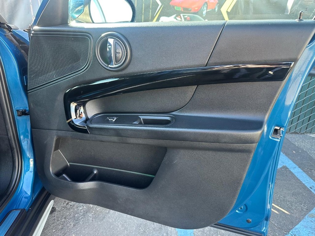 MINI Countryman Vehicle Full-screen Gallery Image 19