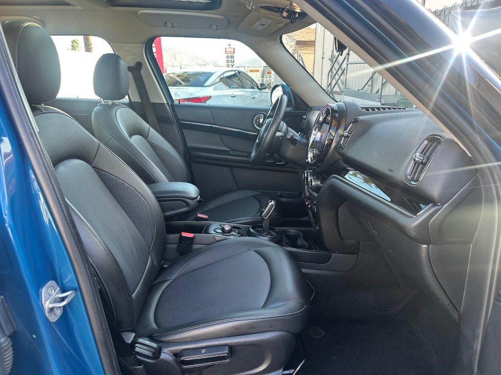 MINI Countryman Vehicle Full-screen Gallery Image 21