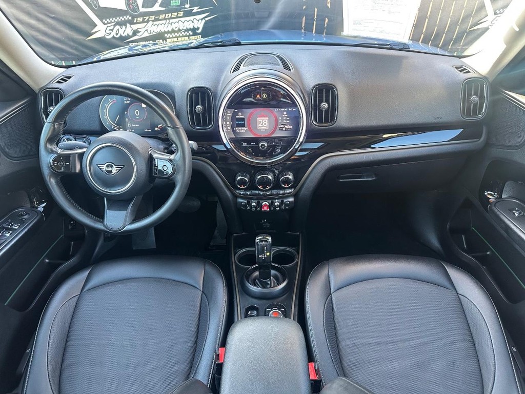 MINI Countryman Vehicle Full-screen Gallery Image 23