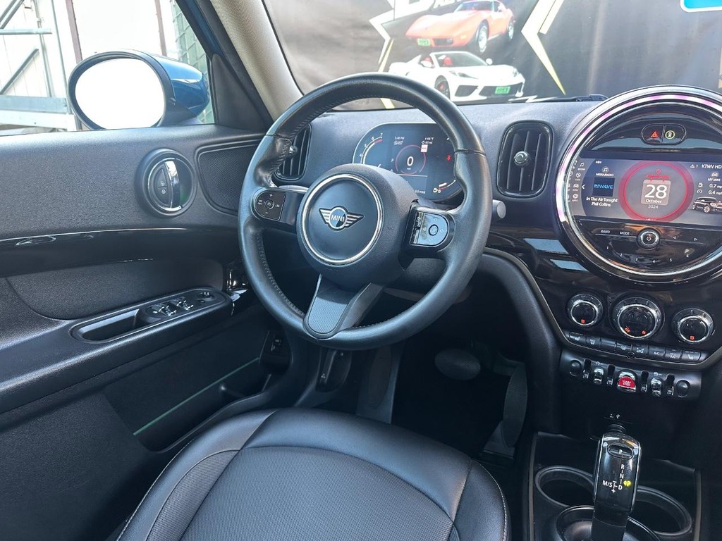 MINI Countryman Vehicle Full-screen Gallery Image 24