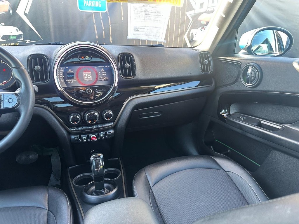 MINI Countryman Vehicle Full-screen Gallery Image 26