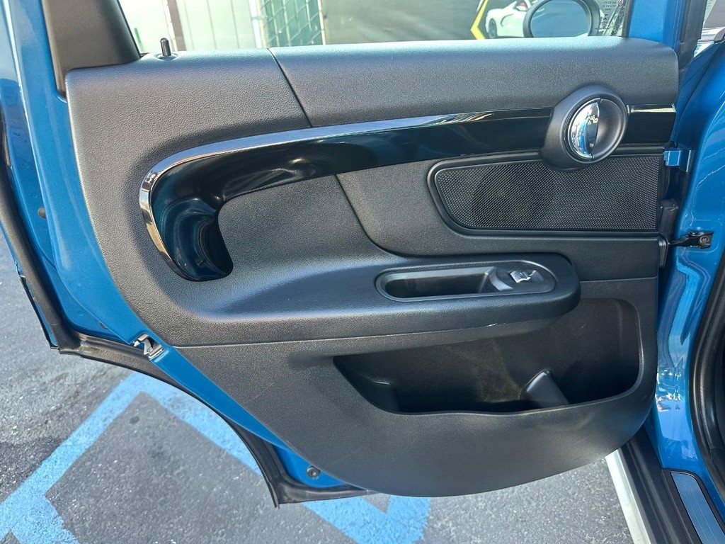 MINI Countryman Vehicle Full-screen Gallery Image 34