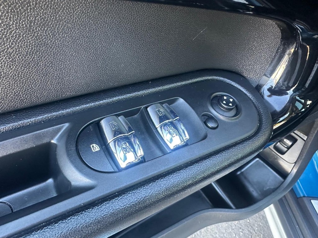 MINI Countryman Vehicle Full-screen Gallery Image 36