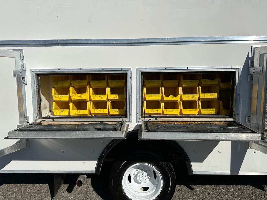 Ford E-450 Vehicle Full-screen Gallery Image 17