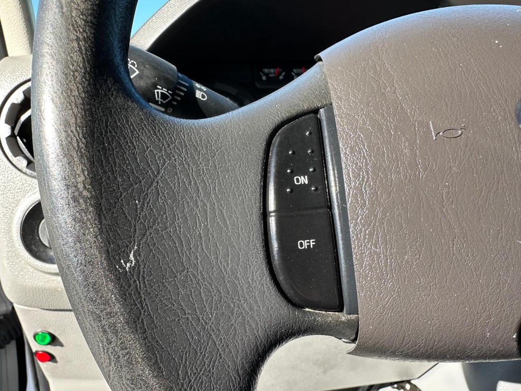 Ford E-450 Vehicle Full-screen Gallery Image 38