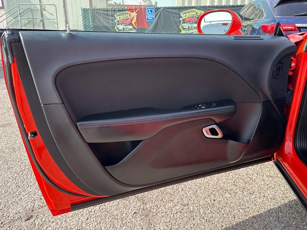 Dodge Challenger Vehicle Full-screen Gallery Image 15