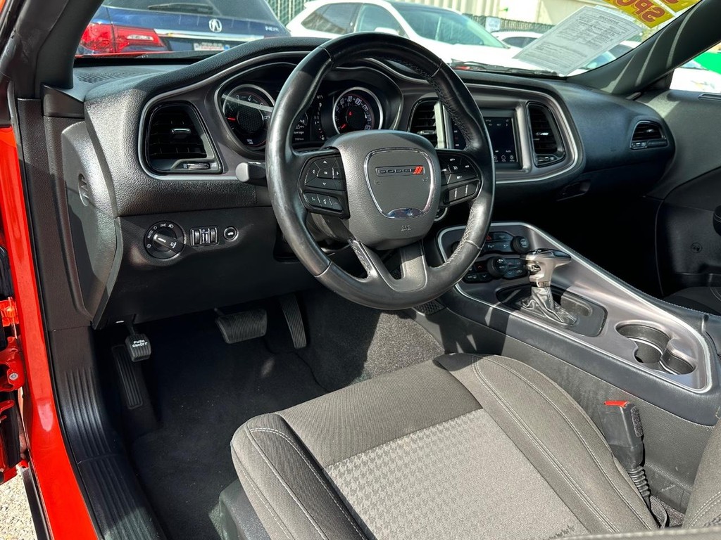 Dodge Challenger Vehicle Full-screen Gallery Image 16