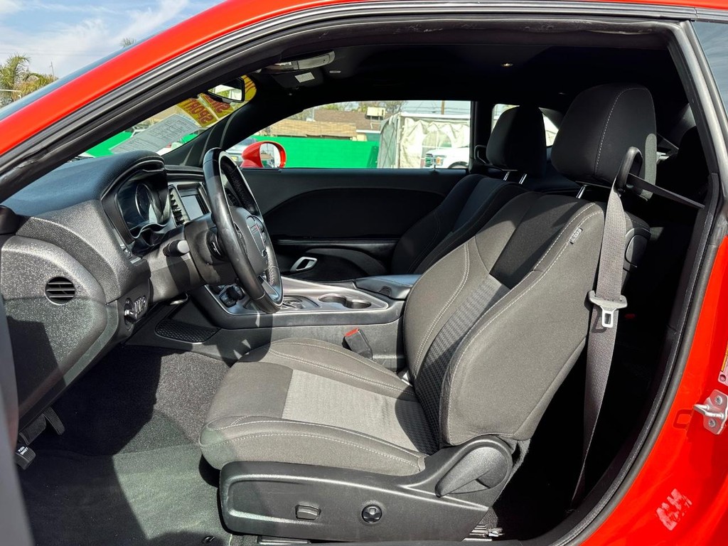 Dodge Challenger Vehicle Full-screen Gallery Image 17