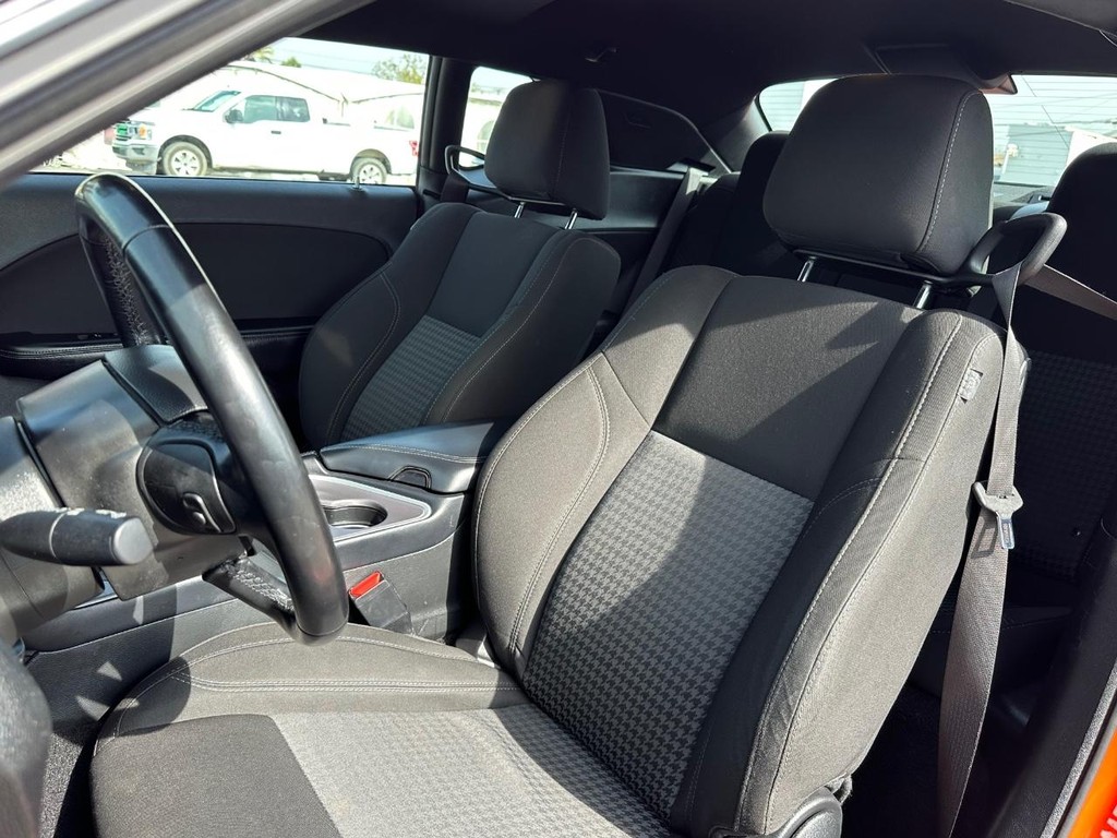 Dodge Challenger Vehicle Full-screen Gallery Image 18