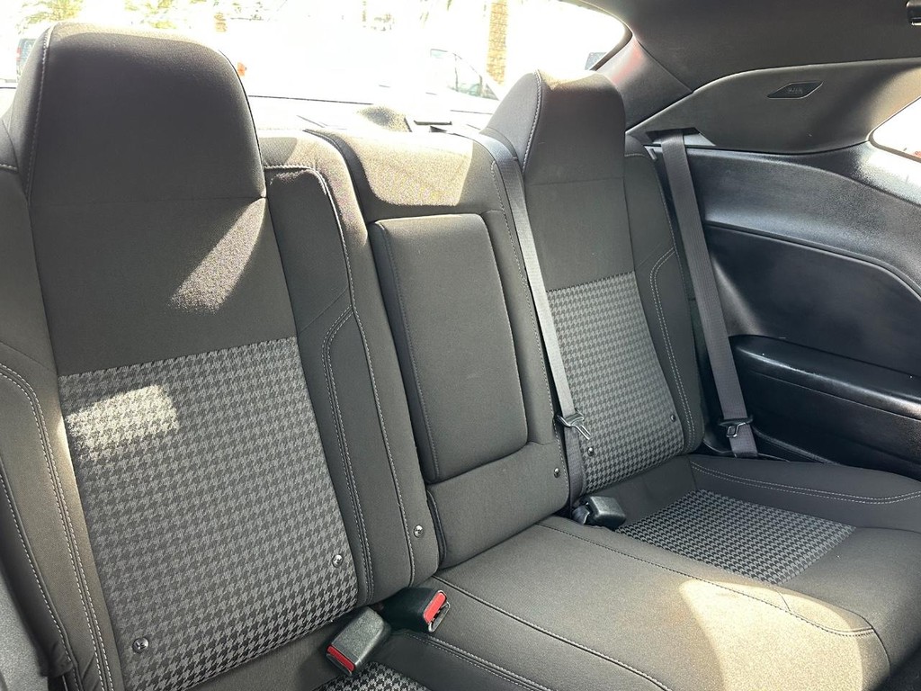 Dodge Challenger Vehicle Full-screen Gallery Image 25