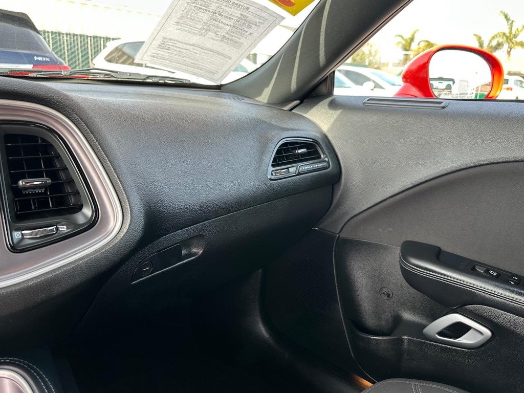 Dodge Challenger Vehicle Full-screen Gallery Image 28