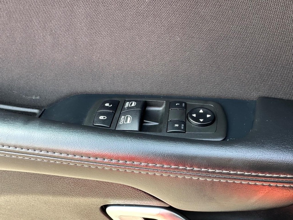 Dodge Challenger Vehicle Full-screen Gallery Image 29