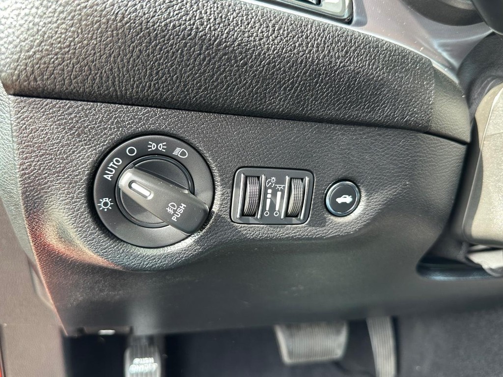 Dodge Challenger Vehicle Full-screen Gallery Image 30