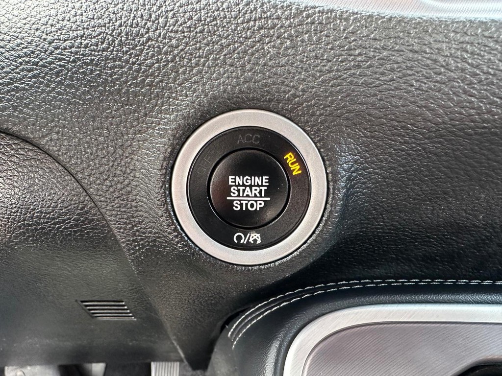 Dodge Challenger Vehicle Full-screen Gallery Image 33