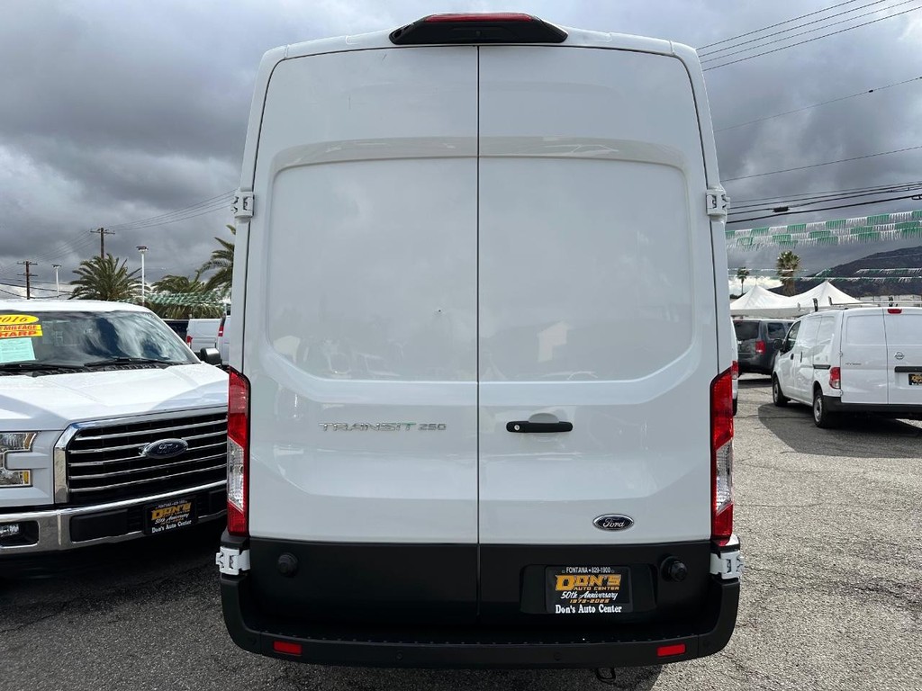 Ford Transit 250 Vehicle Full-screen Gallery Image 09