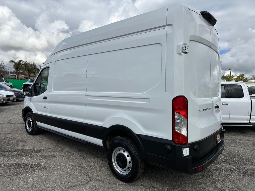 Ford Transit 250 Vehicle Full-screen Gallery Image 10