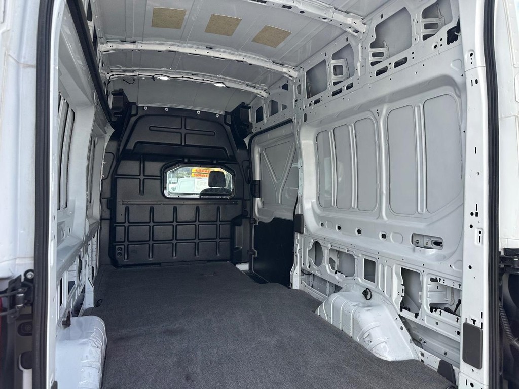 Ford Transit 250 Vehicle Full-screen Gallery Image 18