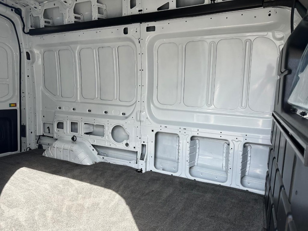 Ford Transit 250 Vehicle Full-screen Gallery Image 25