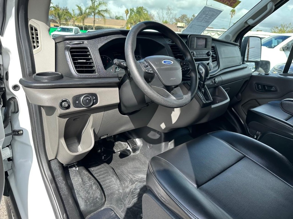 Ford Transit 250 Vehicle Full-screen Gallery Image 27