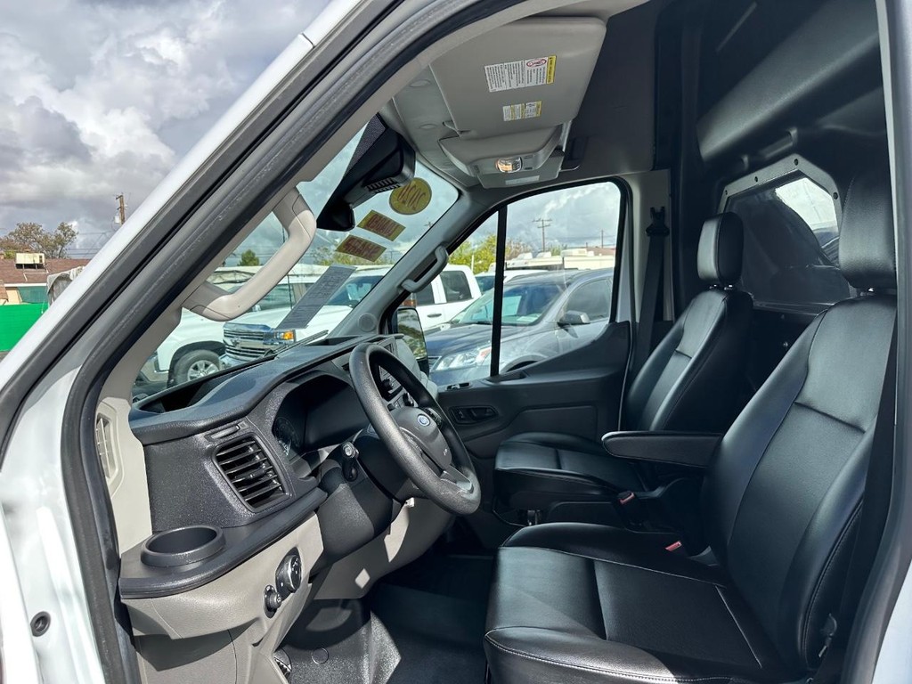 Ford Transit 250 Vehicle Full-screen Gallery Image 28