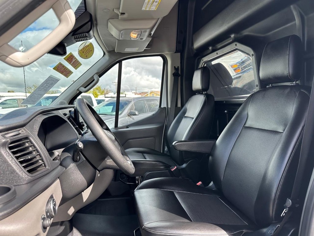 Ford Transit 250 Vehicle Full-screen Gallery Image 29