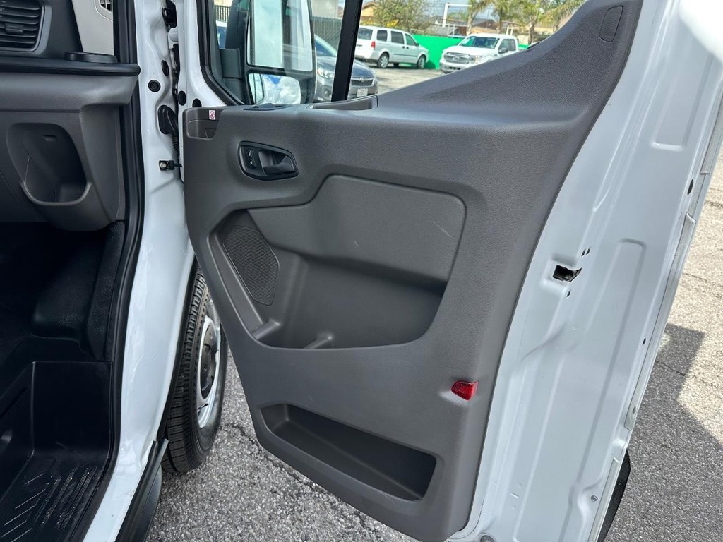 Ford Transit 250 Vehicle Full-screen Gallery Image 30