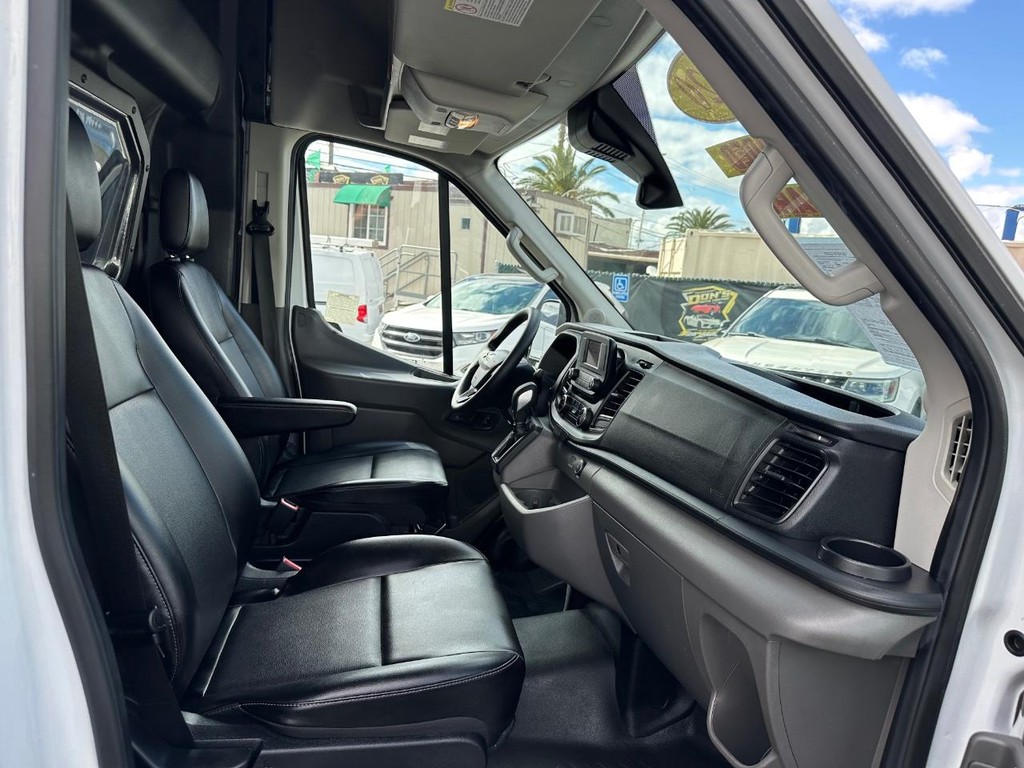 Ford Transit 250 Vehicle Full-screen Gallery Image 32