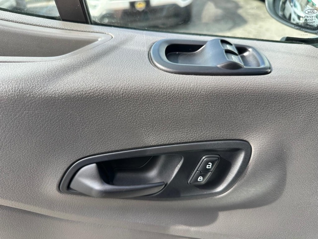 Ford Transit 250 Vehicle Full-screen Gallery Image 37