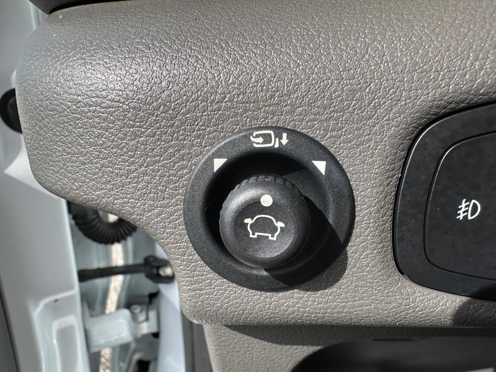 Ford Transit 250 Vehicle Full-screen Gallery Image 38