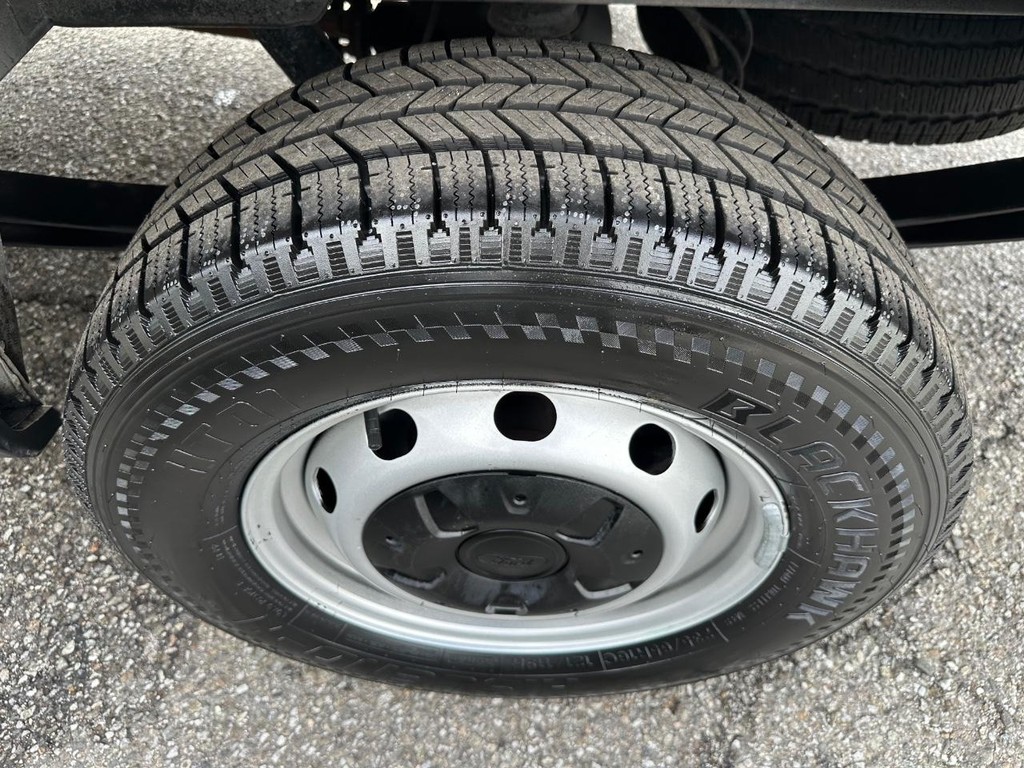 Ford Transit 250 Vehicle Full-screen Gallery Image 46